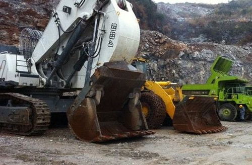 重型矿山机械操作与制造的安全红线 从操作台到生产线